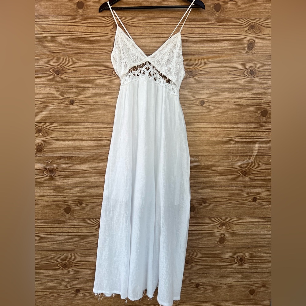 Moon River 100% Cotton V Neck Lace Midi Dress